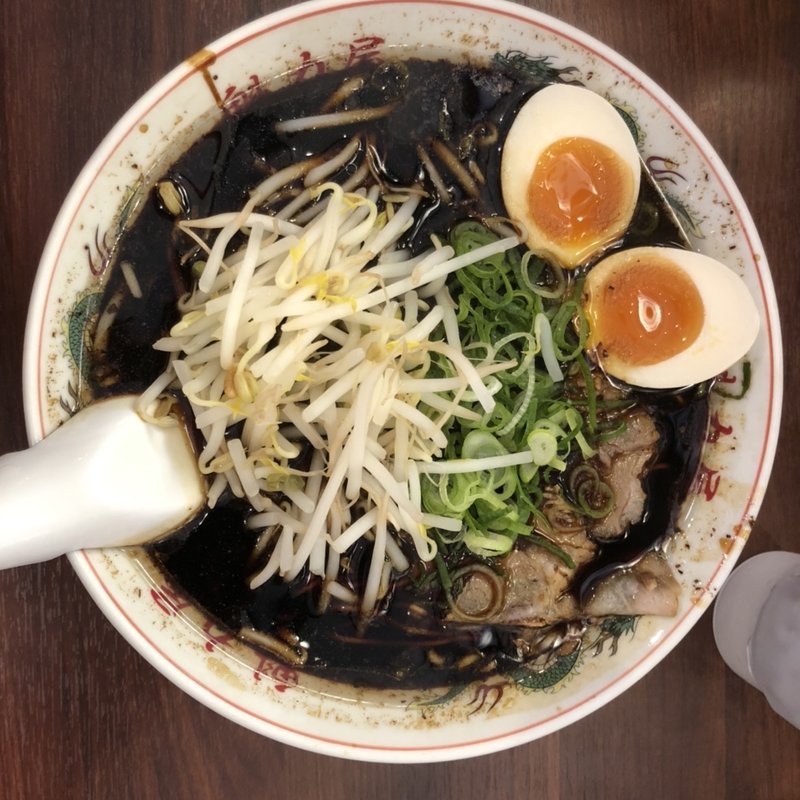 京都漆黒醤油ラーメン　味玉入り(大盛)(魁力屋 多摩ニュータウン通り店)