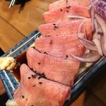 タン刺し(焼肉酒場よんちゃん)