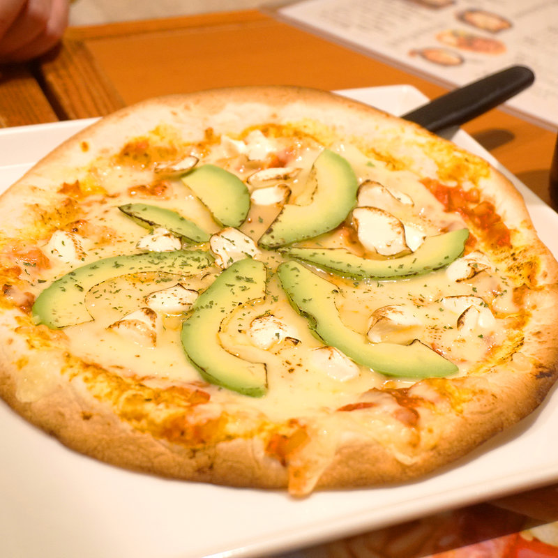 クリームチーズとアボカドのピザ(Teppan Dining 博多やきもん)