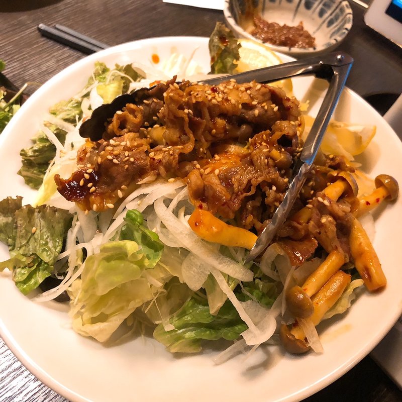 牛カルビ焼肉のパワーサラダ(ミライザカ 新橋銀座口ガード下店)