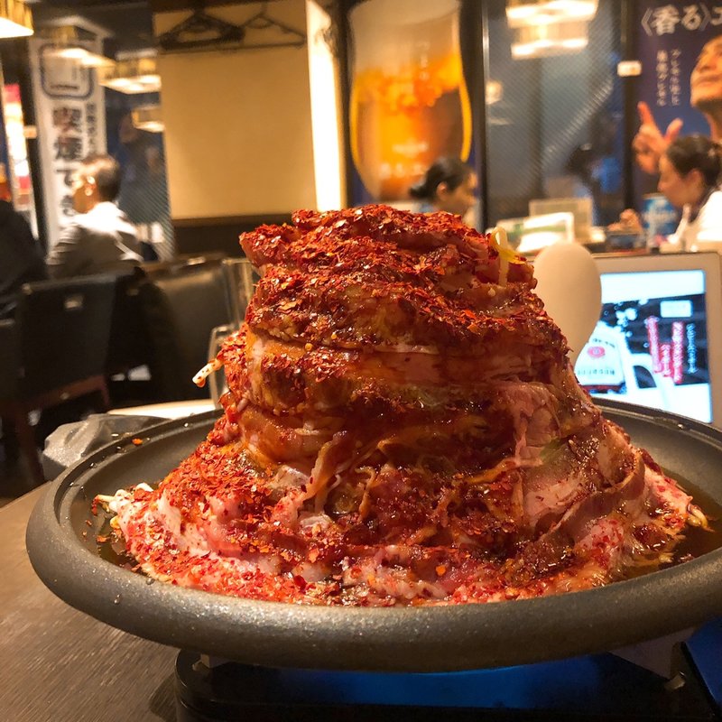 牛カルビ&牛モツのマウンテン肉陶板(ミライザカ 新橋銀座口ガード下店)