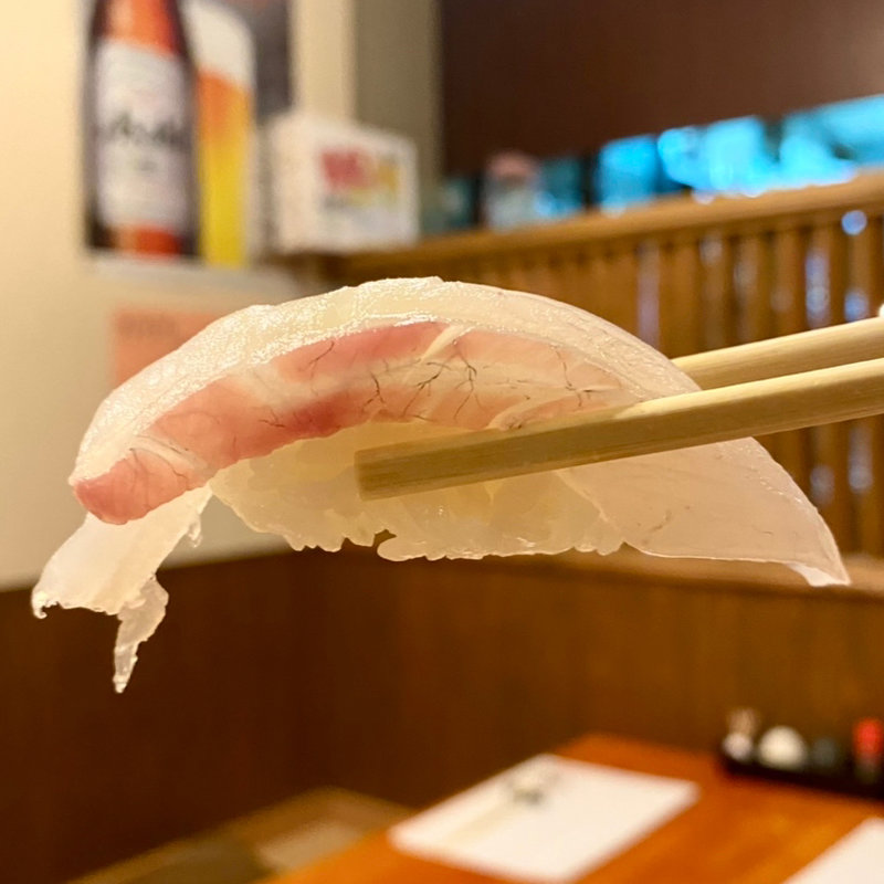 真鯛（にぎり）(寿司居酒屋 ゲゲゲの三丁目)