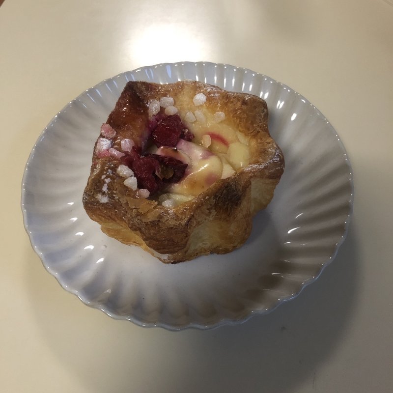 ホワイトチョコレートクリームとフランボワーズのデニッシュ(ジャンティーユ)