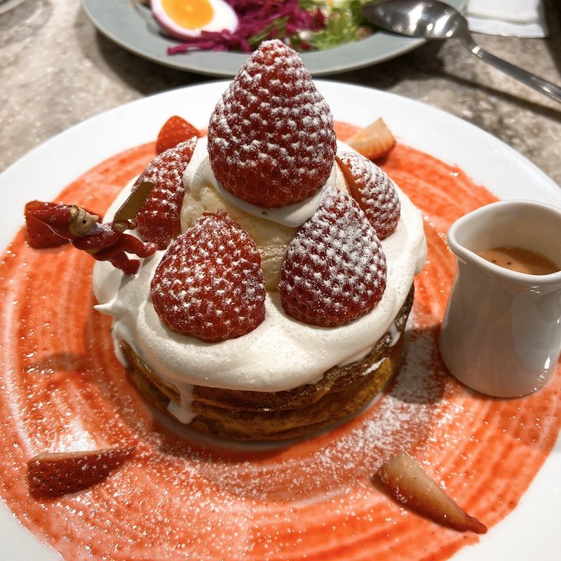 生ミルキークリームのパンケーキ いちごバターソース(カフェ＆ブックス ビブリオテーク 東京・有楽町（café & books bibliothèque Tokyo Yurakucho）)