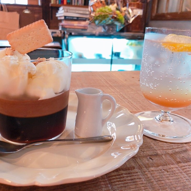 ビスコとチョコレートムースと珈琲ゼリーのアフォガート(TRILL)