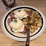 ほうれんそうとベーコンのエッグベネディクト(Eggs ’n Things 梅田茶屋町店)