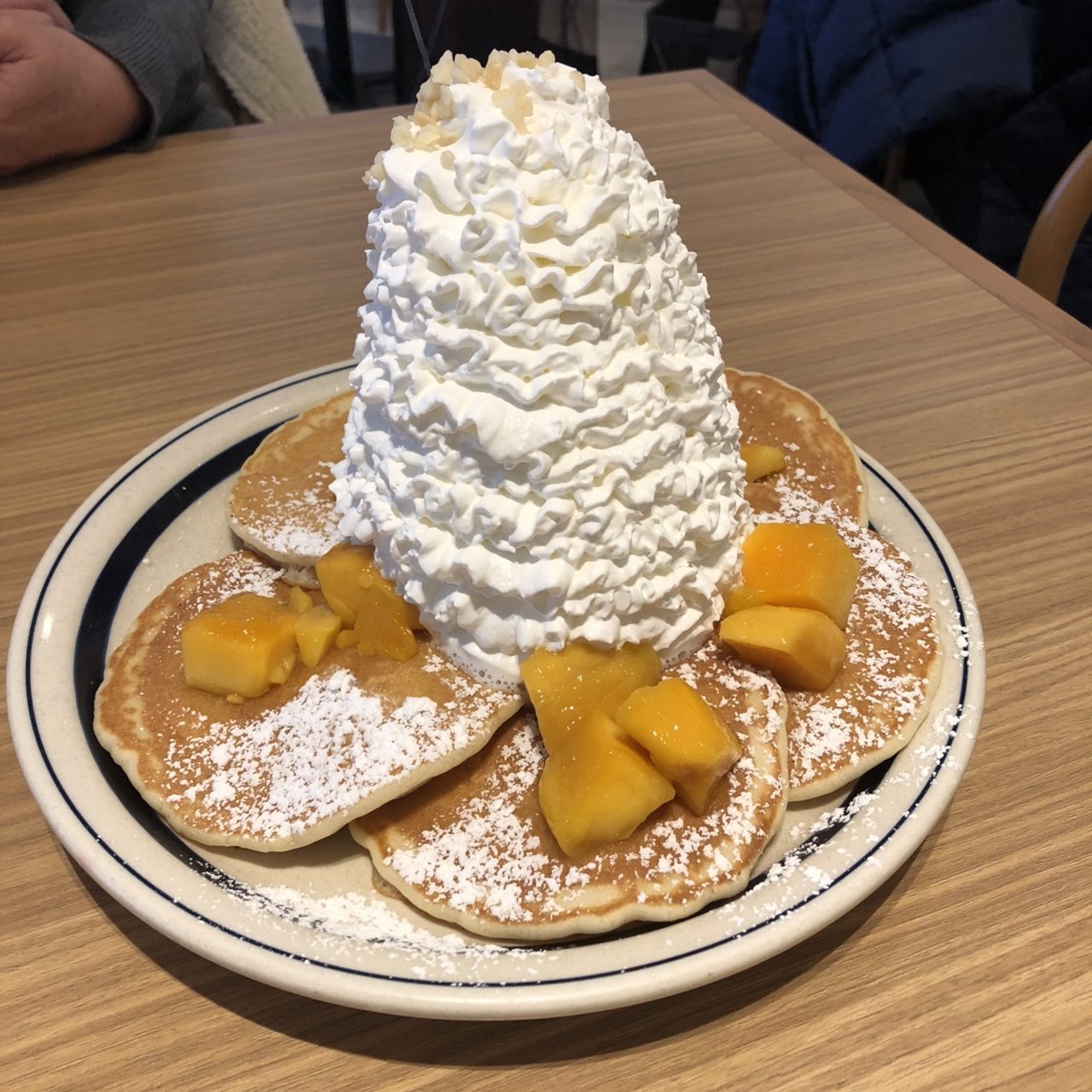 マンゴー、ホイップクリームとマカダミアナッツ(Eggs 'n Things 梅田