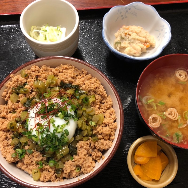 三色鶏そぼろ丼（週替わり定食）(八丁堀 朋（ハッチョウボリ トモ）)