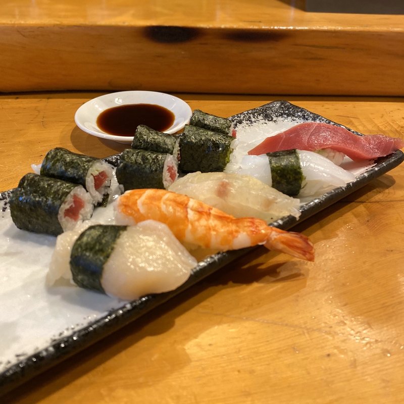 五貫と巻き一本盛り(まぐろ、イカ、かんぱち、海老、ホタテ、鉄火巻き)(寿司ダイニング 真心)