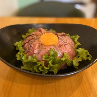 ローストビーフ丼(ルナ カフェ （Runa Cafe）)