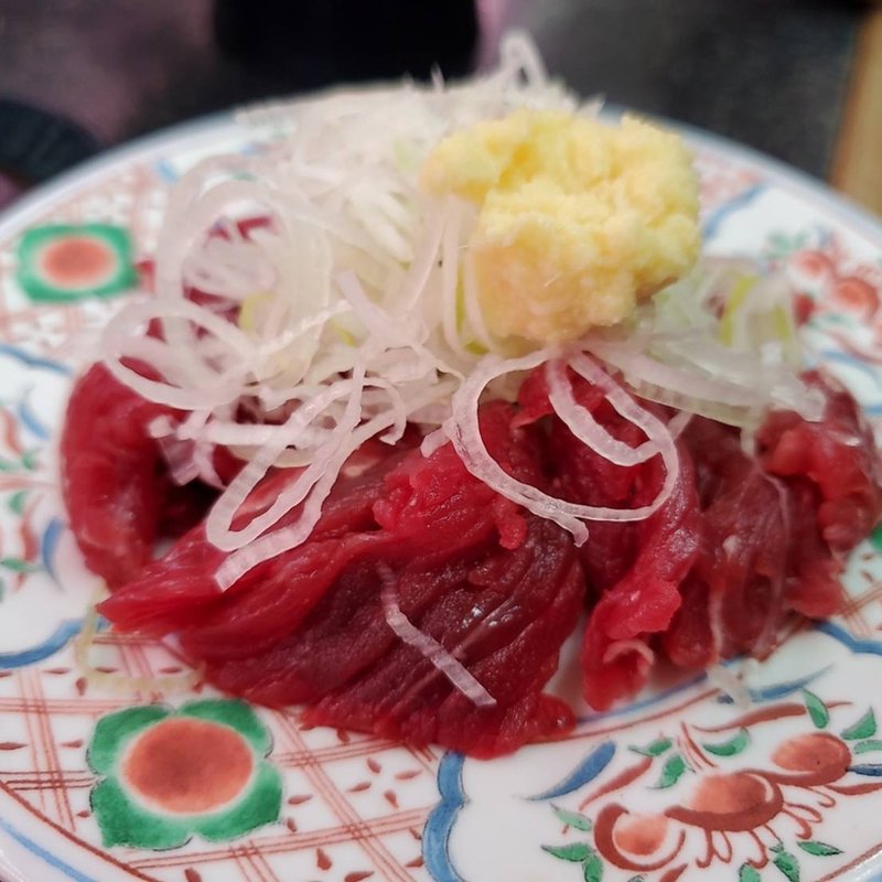 クジラの刺身(市場寿し （いちばずし）)