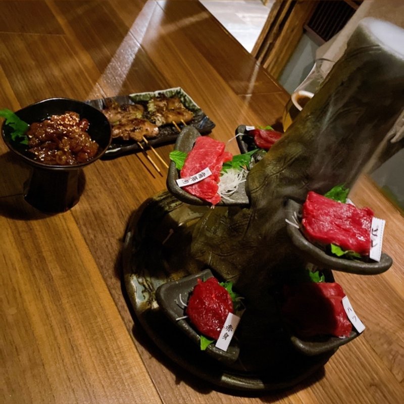  馬刺しの七種タワー盛り(博多串焼 馬肉料理 一九)