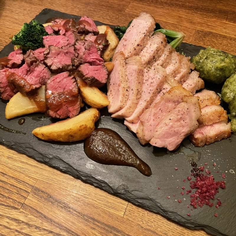 代木バル名物！「三元豚肩ロースのトンテキ」(代々木バル)