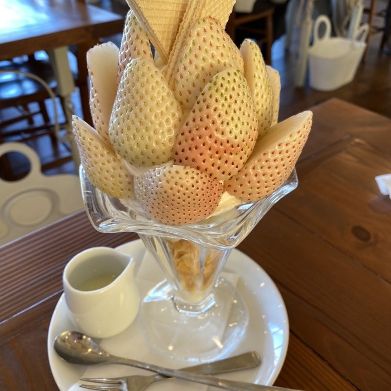 白いいちごパフェ(カフェ アンジェ・フレーゼ )