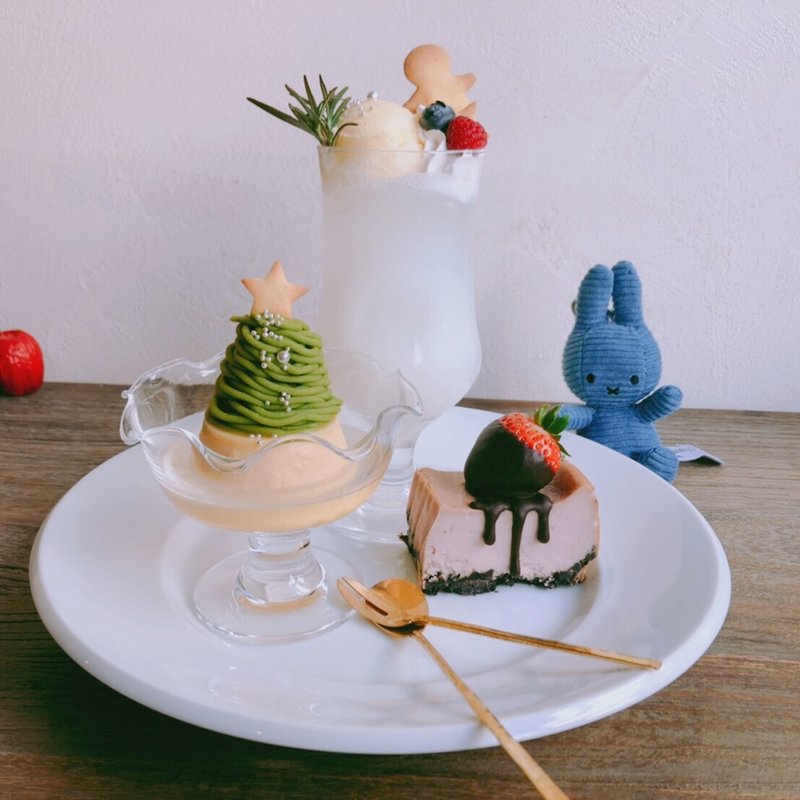 クリスマス　クリームソーダ、モンブランプリン(期間限定クリスマスツリー)、苺とチョコのチーズケーキ(リトル ビレッジ カフェ  Little Village Cafe)