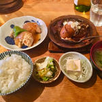 揚げ鶏のおろしあんかけ&和牛黒煮込み(煮玉子は別途100円)(あぶくま亭)