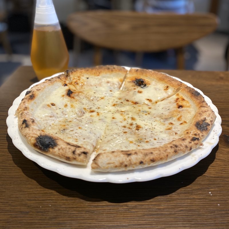 いろいろチーズたっぷりのピッツァ(Favore)