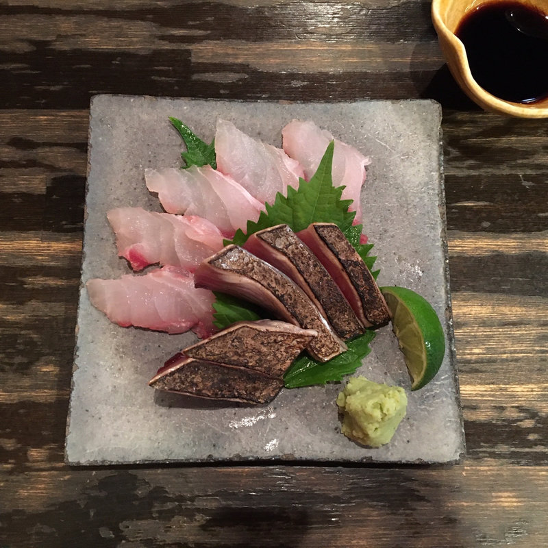 ヤイトガツオ、コバンザメの刺身(あずき色のマーカス)