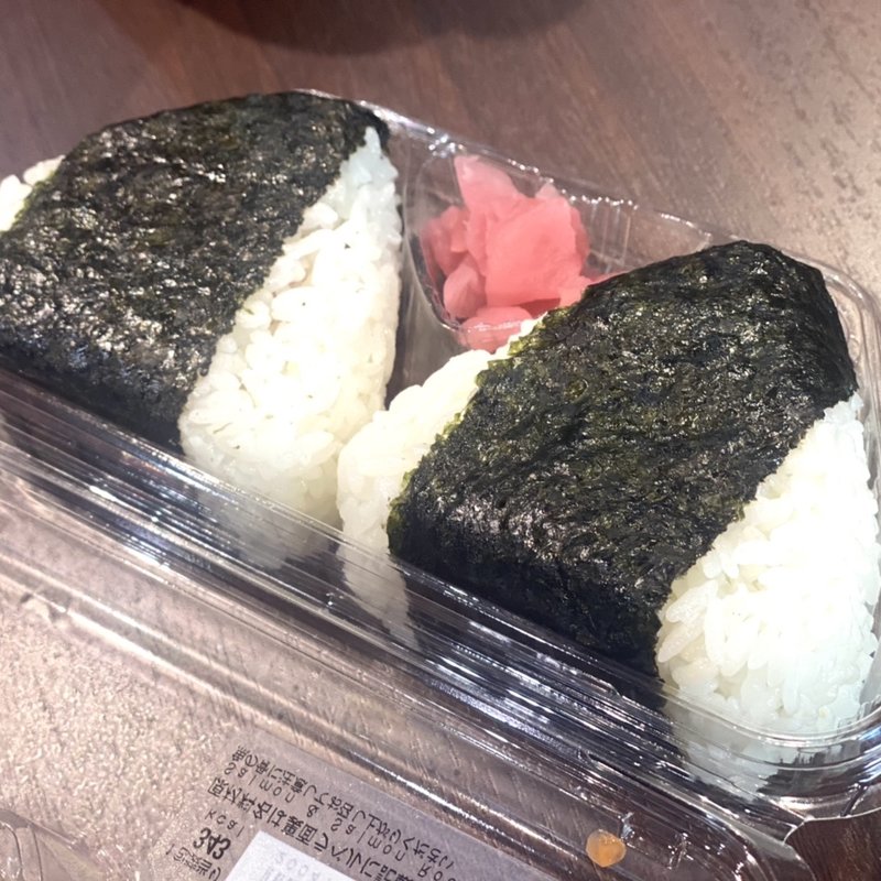 おむすび2ケ入（鮭・すじこ）(ファミリーマート 札幌南2西7丁目店)