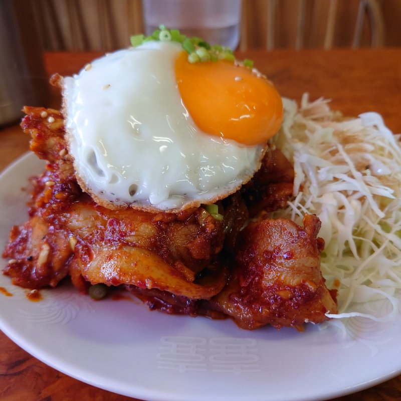 豚バラカレー炒めライス大盛＋目玉焼き乗せ(かし亀)