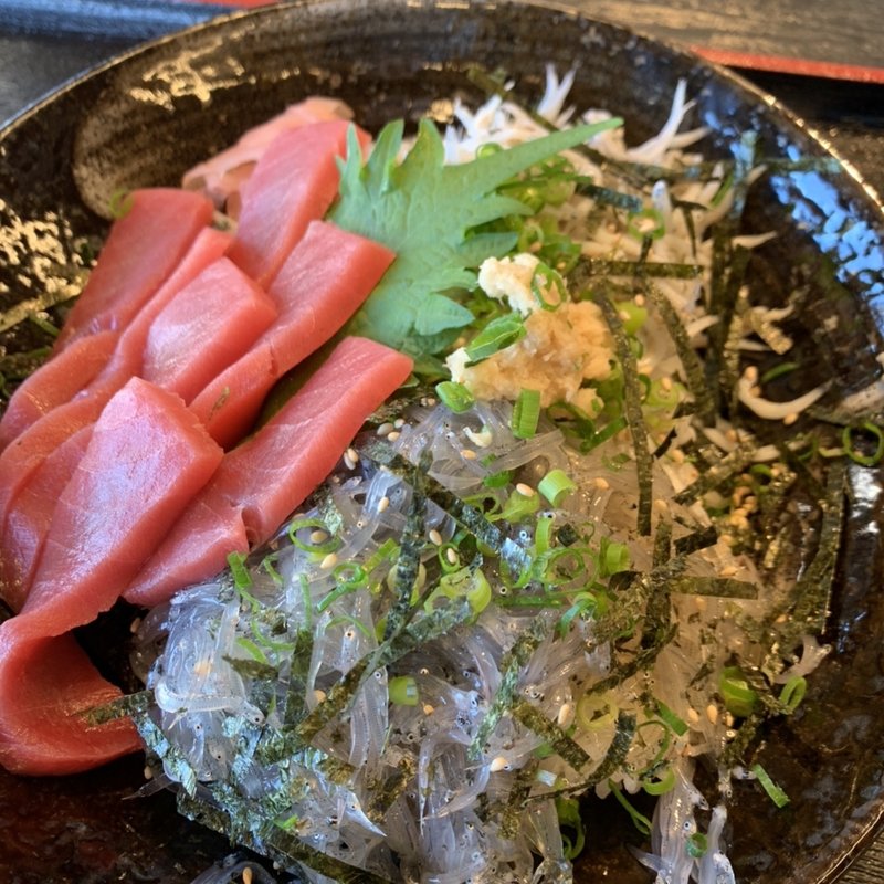 3色丼(釜揚げしらす、生しらす、三崎マグロ)(ゆうしげ丸)