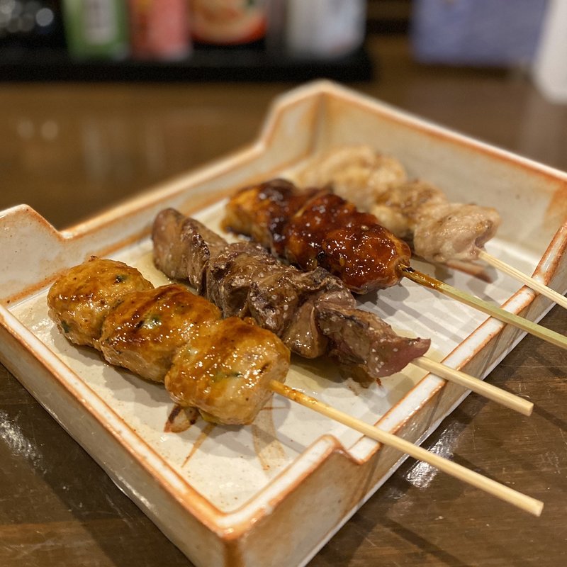 ニラつくねタレ、レバーしおごま油、元祖とりみそ串、ソリレスしお(やきとり酒場 のぶさん)