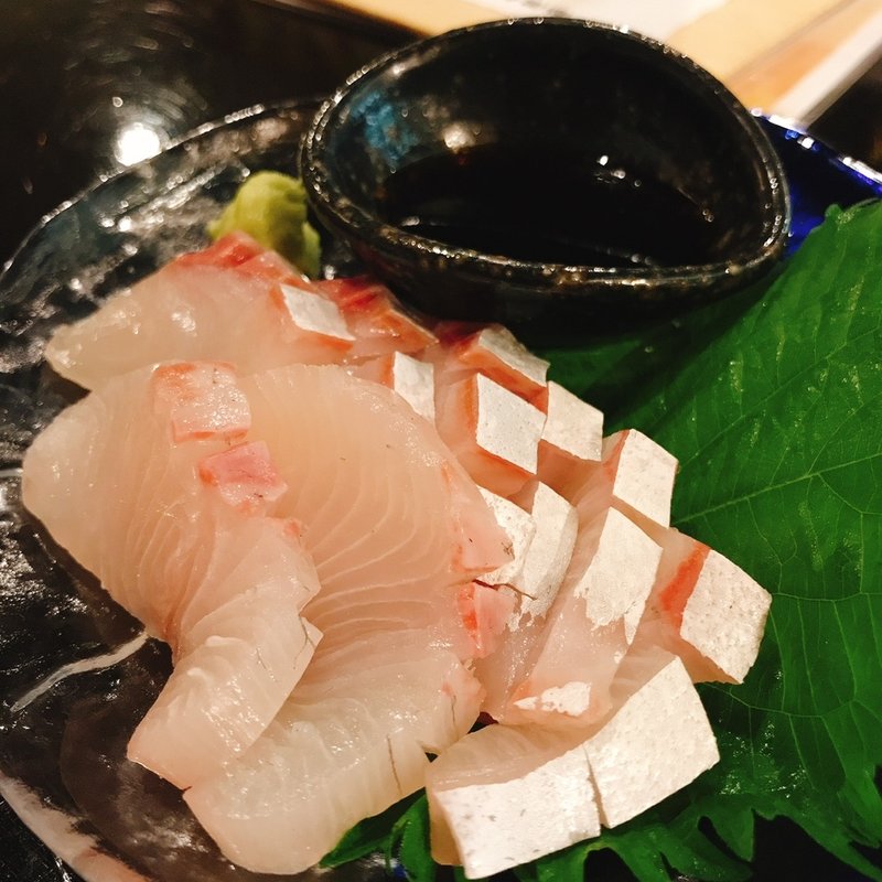 カンパチのお造り(日本酒BAR四季／SAKE BAR SHIKI)