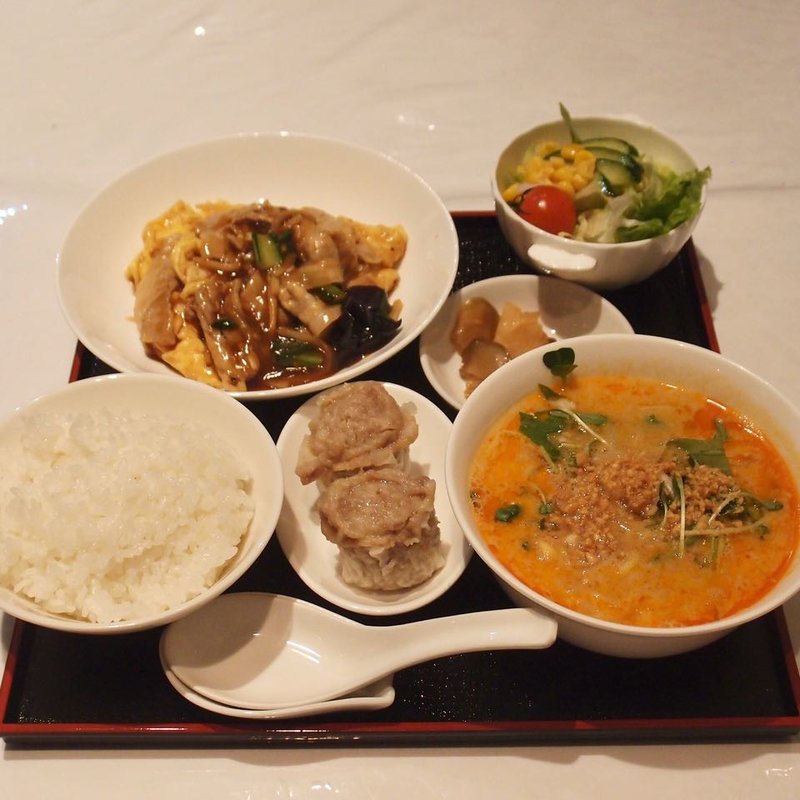 まる得 ランチセット + 半担々麺付き(小洞天 ファーストスクエア店 （ショウドウテン）)