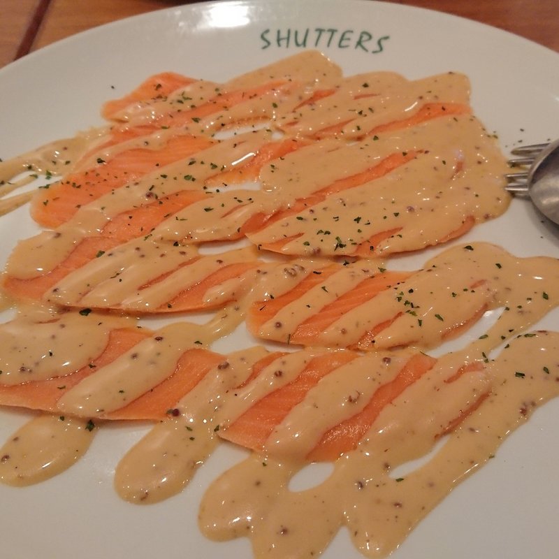 サーモンのカルパッチョ 粒マスタードソース(SHUTTERS (シャッターズ) 港北ニュータウン店)
