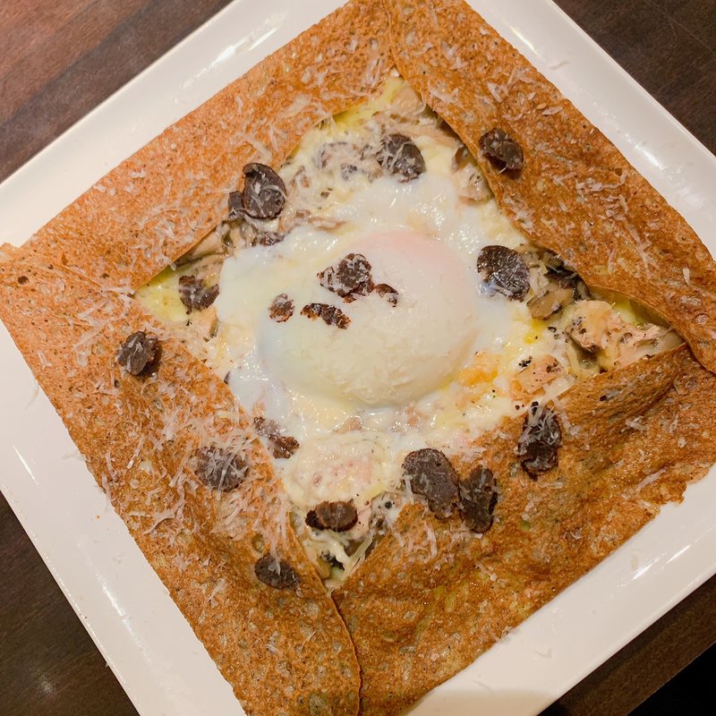 黒トリュフと濃厚きのこクリームのガレット(Bistro Wine Cafe ＨＥＡＲＴＨ　池袋1号店)