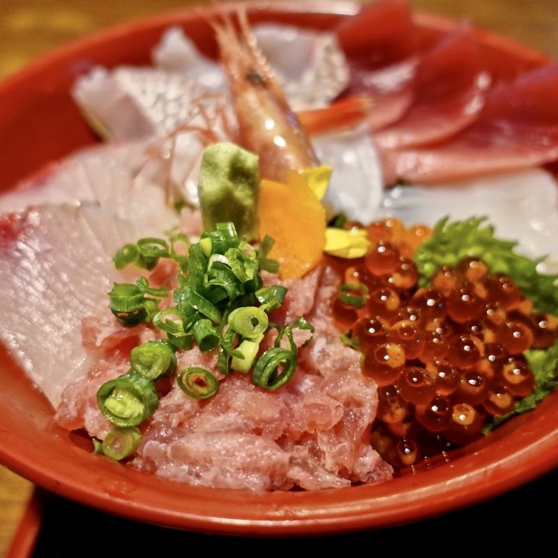 海鮮丼(おか田 （おかだ）)