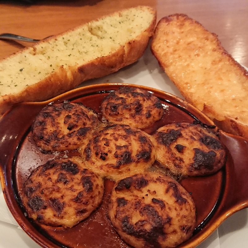 かに味噌グラタンとトースト(ガーリックバター&ほたてマヨネーズ)(SHUTTERS (シャッターズ) 港北ニュータウン店)