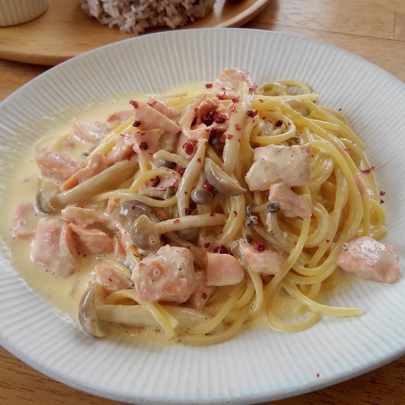 サーモンパスタ(南国キッチンぱいんみ)