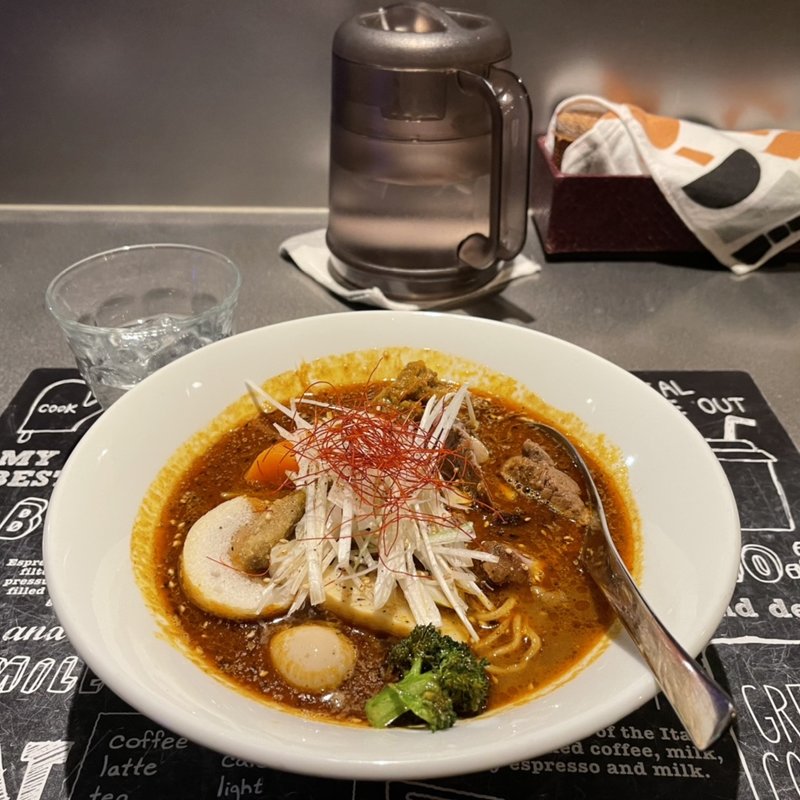 生ラムタタキのスパイスラーメン　羊骨スープ(スープカレー しゃば蔵)