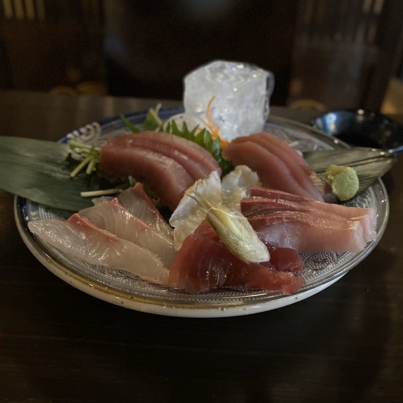 お造り盛り合わせ(カツオ、トンボ、カンパチ、スズキ、キハダ、フグタタキ)(六本木 )