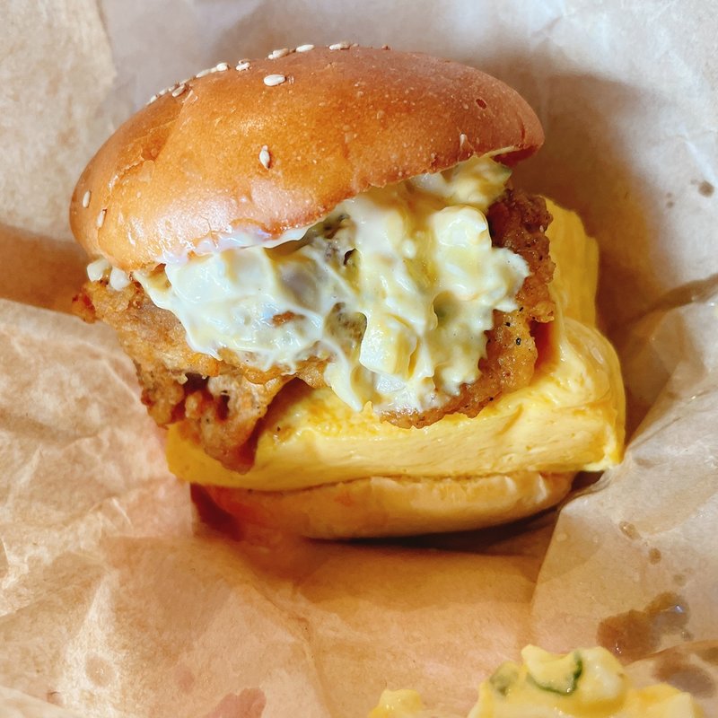 自家製フライドチキンのだし巻き親子バーガー S(職人が手作りで作るだし巻きバーガー D-Kitchen)