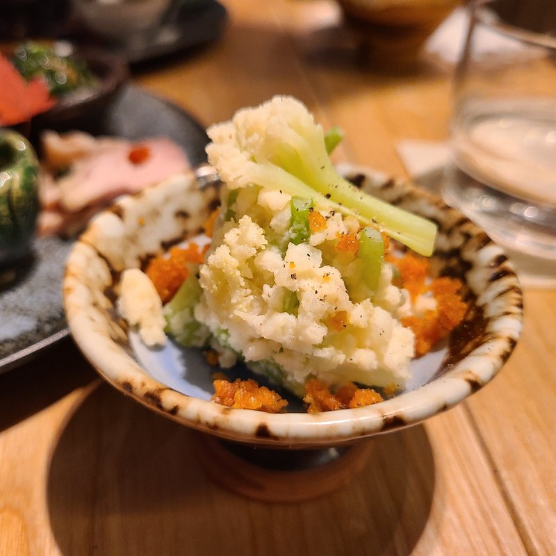 カリフローレと二年熟唐墨ポテトサラダ(酒 秀治郎)