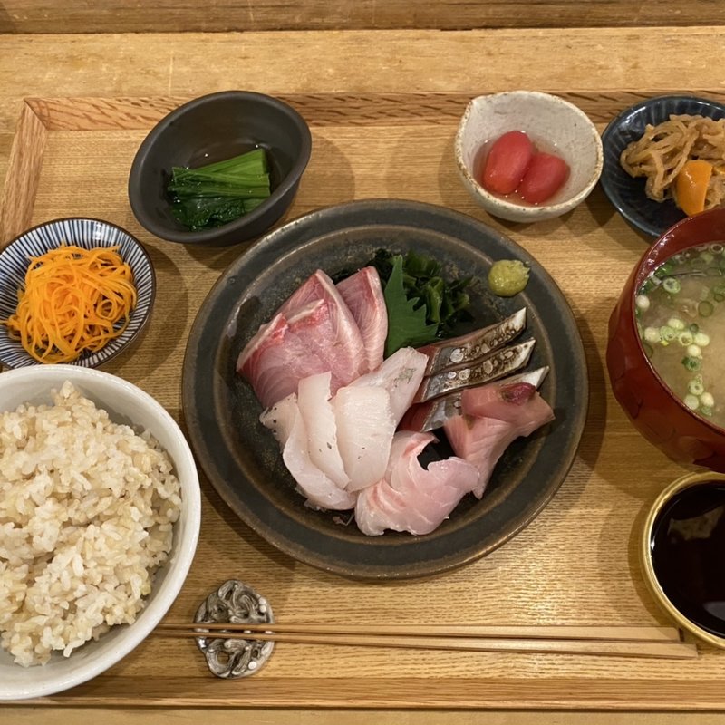 お刺身盛り合わせ(食堂めぐる)