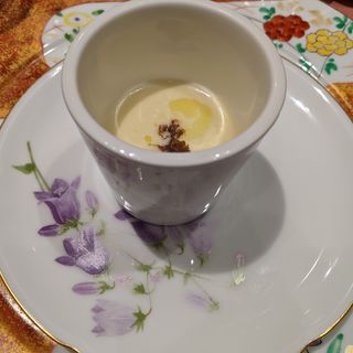 横浜産馬鈴薯と白トリュフのスープ(シェ フルール 横濱 （chai fleurs 横浜）)
