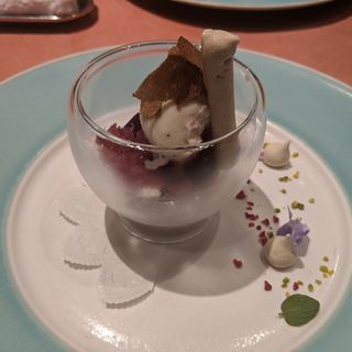 洋梨の赤ワインコンポートと黒胡椒のアイスクリーム(シェ・フルール横濱)