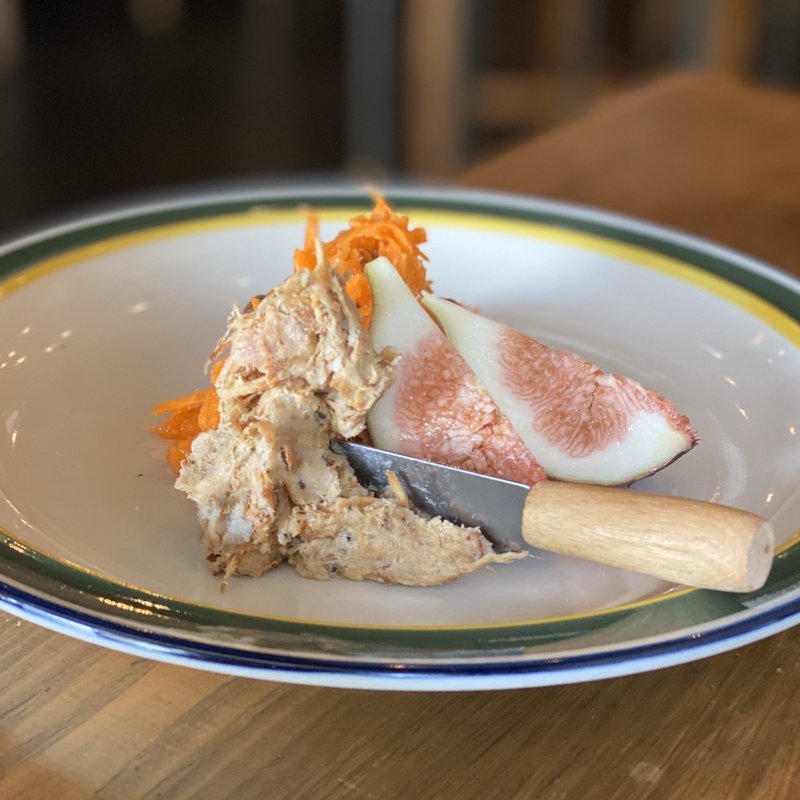 ミニ前菜(人参のラペ、豚肉のリエット、イチジク)(Xato burrata ＆ steak)