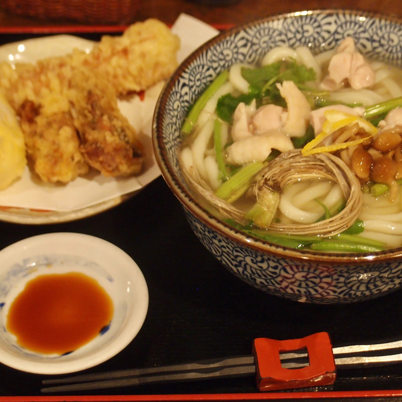 鶏肉とセリうどん(讃岐うどん 蔵之介 （くらのすけ）)