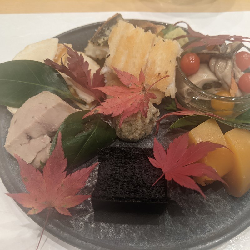 穴子白焼き、大船渡産牡蠣オイル煮、自家製カラスミ、鱧すり身・いか墨の厚焼き玉子、余市産あん肝、自家製クラッカー、自家製おから(日本料理　秀たか)