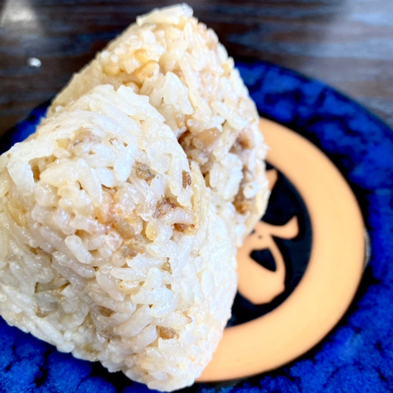 〈数量限定〉かしわおにぎり（２ケ）(資さんうどん 門松店)