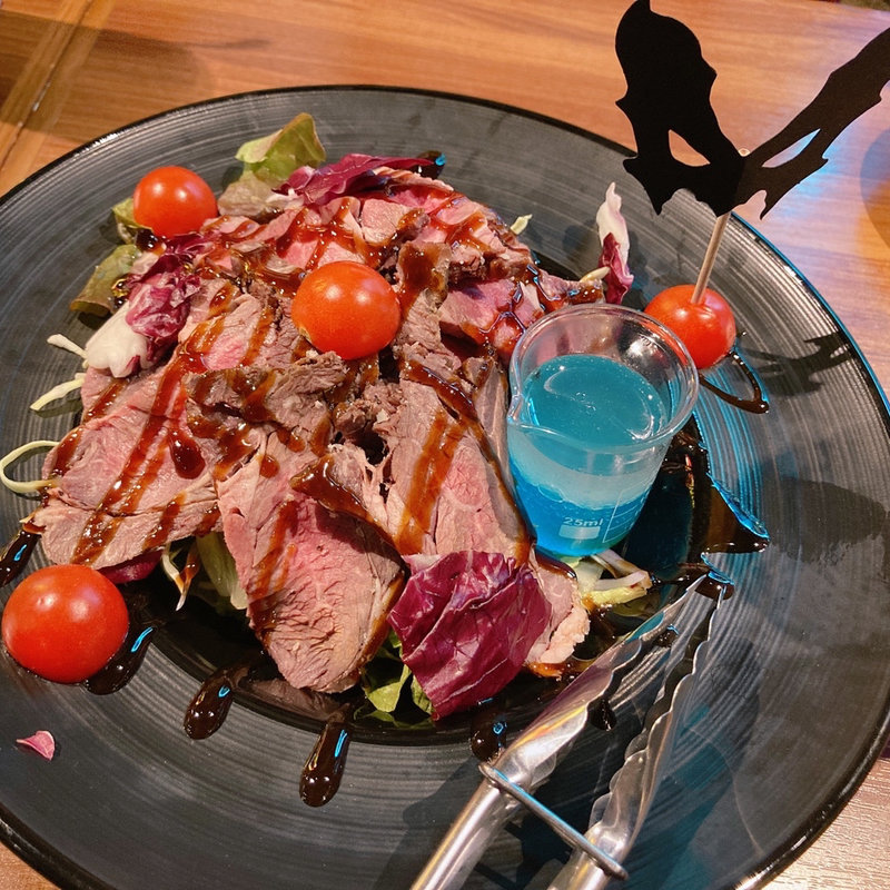 自家製ローストビーフサラダ〜クレイジーブルードレッシング〜(怪獣酒場 新橋蒸溜所)