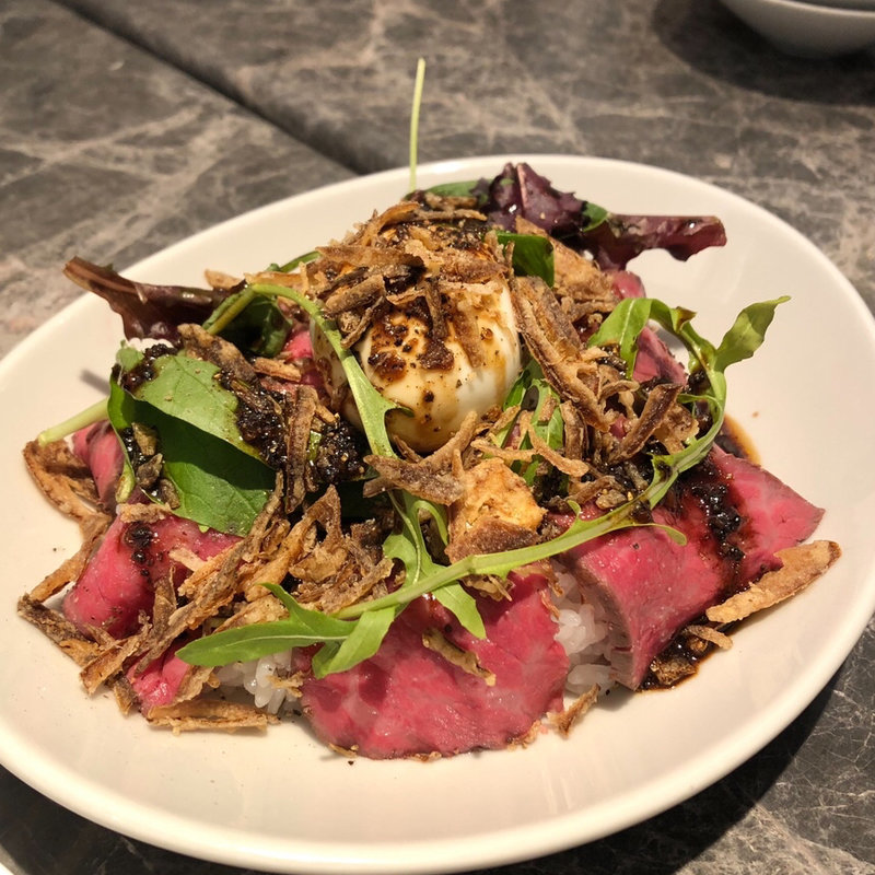 ローストビーフ丼　トリュフソースがけ(bar à vin PARTAGER)