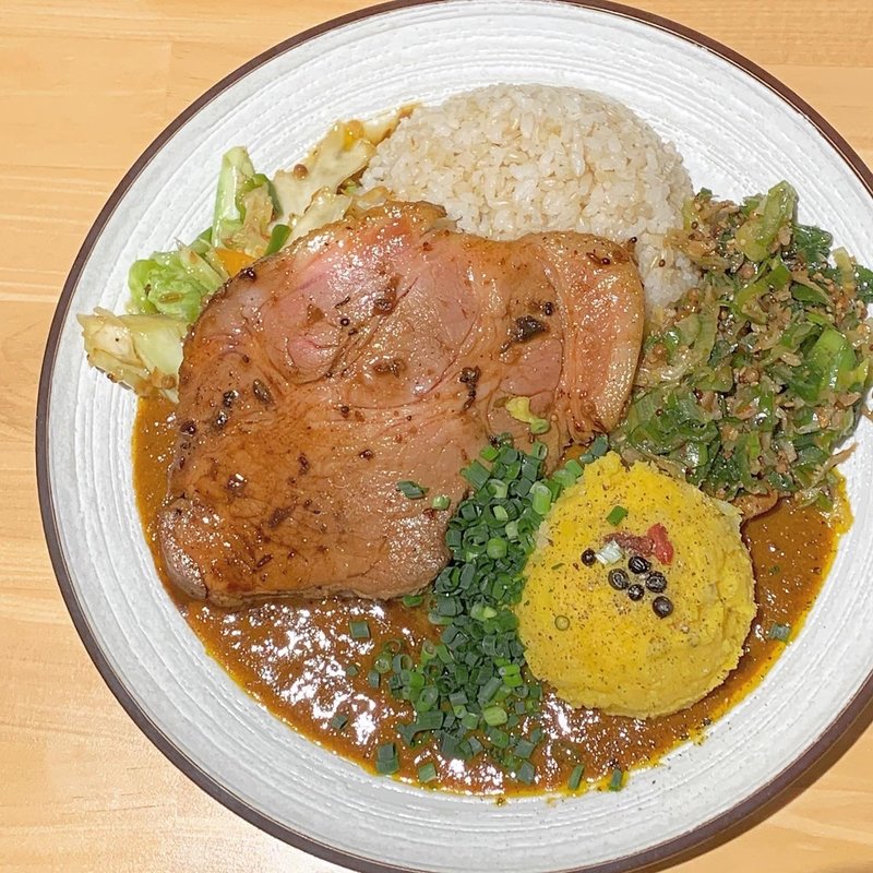 限定　海老トマトチキンカレー+ローストポーク+ポテトサラダ+アチャール  (吉田カレー  )