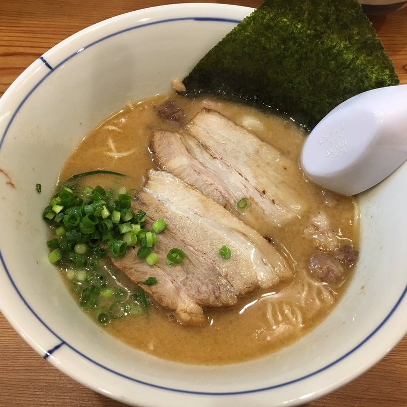 薫る純系とんこつらーめん(別邸三く 豚骨らーめん真真)