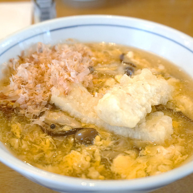 鱈の天ぷらが乗っかった溶き玉子としめじのアツアツ餡掛けうどん(ウエスト 野間店(うどん))