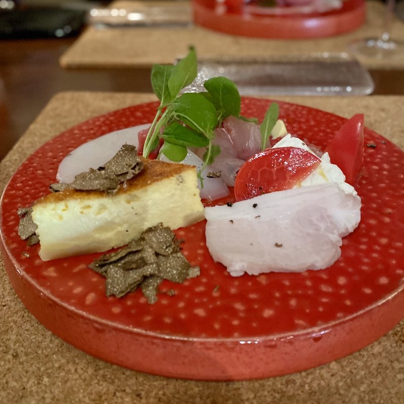 前菜盛り合わせ(まぐろ、かんぱち、いかのカルパッチョ、プッラータチーズとフルーツトマトのカプレーゼ、自家製の豚ハム、プレーンのキッシュ トリュフ添え)(ボッテゴン)